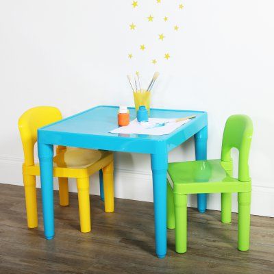 chaise et table en plastique